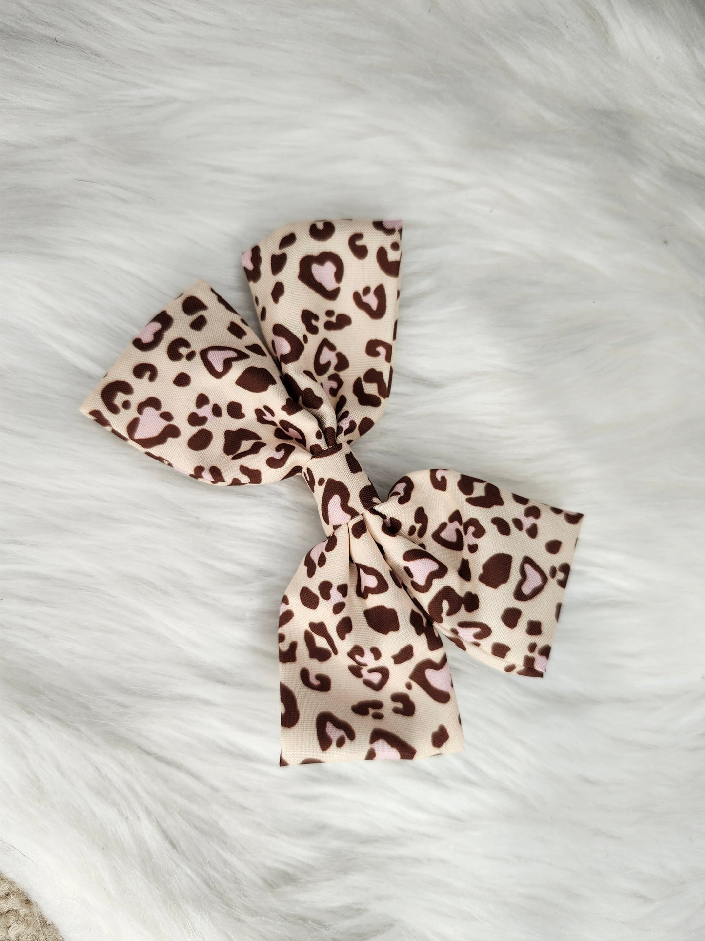 Light tan cheetah piggy bow