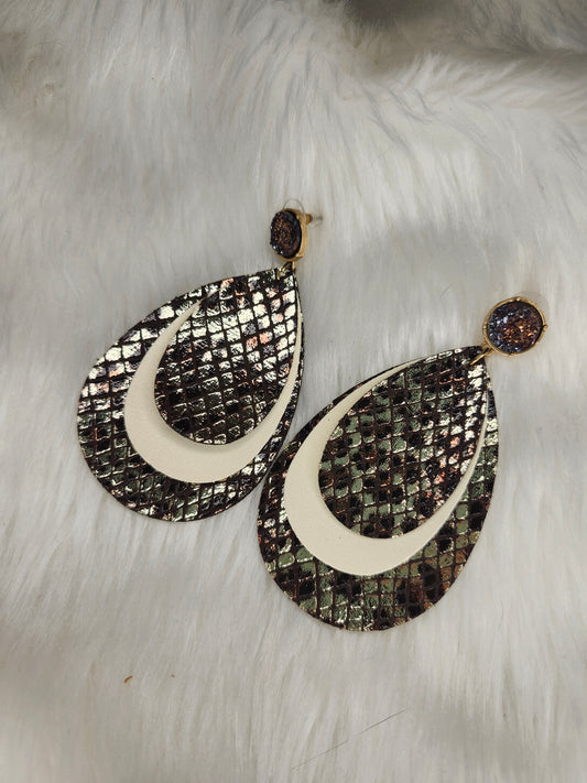 Gold snakeskin stud
