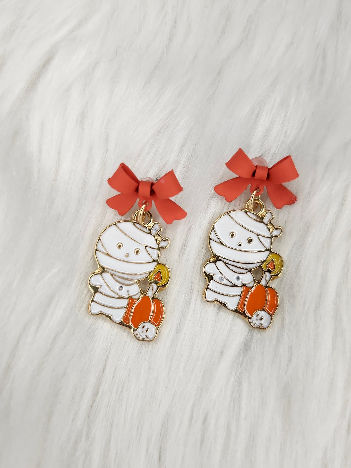 Mummy bow earrings