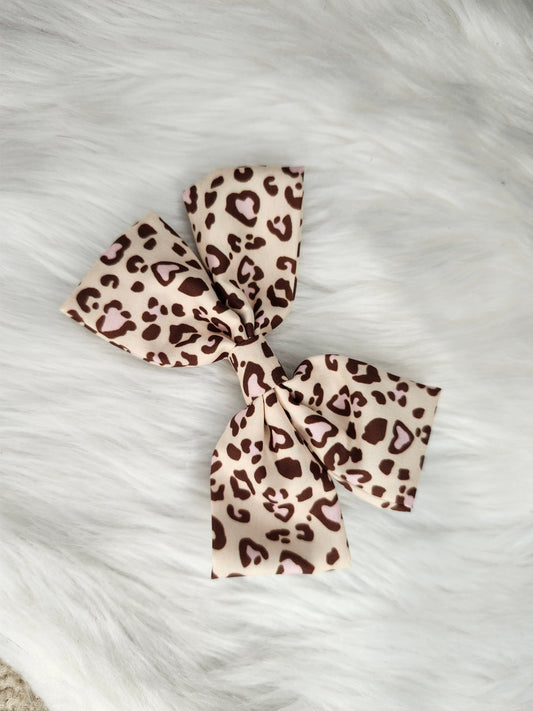 Light tan cheetah piggy bow