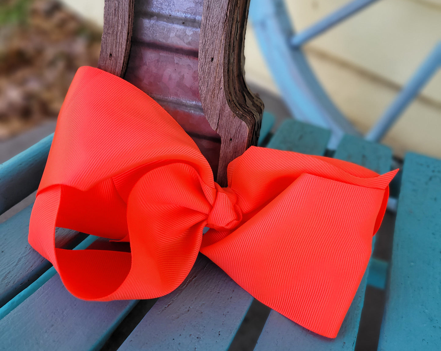 Coral bow